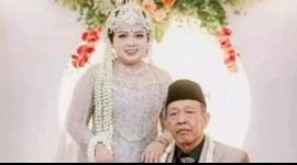 Mbah Tarman dan istrinya dalam prosesi pernikahan di Pacitan. Pernikahan mereka menjadi sorotan publik karena mahar berupa cek senilai Rp 3 miliar.
