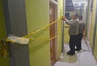 Petugas kepolisian memasang police line di rumah kos tempat meninggalnya N (24), Sabtu malam (11/11/2025). (Foto: Polsek Padang Barat)
