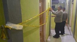Petugas kepolisian memasang police line di rumah kos tempat meninggalnya N (24), Sabtu malam (11/11/2025). (Foto: Polsek Padang Barat)