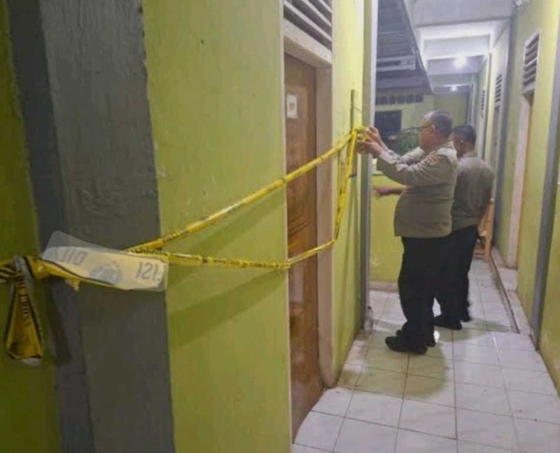 Petugas kepolisian memasang police line di rumah kos tempat meninggalnya N (24), Sabtu malam (11/11/2025). (Foto: Polsek Padang Barat)