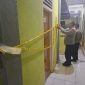 Petugas kepolisian memasang police line di rumah kos tempat meninggalnya N (24), Sabtu malam (11/11/2025). (Foto: Polsek Padang Barat)