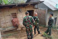 Anggota Satgas TMMD ke-126 Kodim 0417/Kerinci memeriksa kualitas pembangunan rumah bantuan RTLH untuk warga Desa Sungai Jernih.

