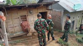 Anggota Satgas TMMD ke-126 Kodim 0417/Kerinci memeriksa kualitas pembangunan rumah bantuan RTLH untuk warga Desa Sungai Jernih.

