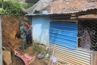 Satgas TMMD ke-126 Kodim 0417/Kerinci meninjau progres pembangunan MCK untuk warga Desa Sungai Jernih, Kecamatan Pondok Tinggi, Kota Sungai Penuh. (Foto: Humas Kodim)

