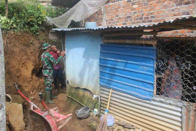 Satgas TMMD ke-126 Kodim 0417/Kerinci meninjau progres pembangunan MCK untuk warga Desa Sungai Jernih, Kecamatan Pondok Tinggi, Kota Sungai Penuh. (Foto: Humas Kodim)