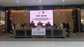 Kepala Kejari Sungai Penuh Sukma Djaya Negara bersama Kasi Intel dan Kasi Pidsus memperlihatkan uang tunai Rp 1,43 miliar hasil penyitaan kasus dugaan korupsi PJU tahun 2023, Senin (13/10/2025).