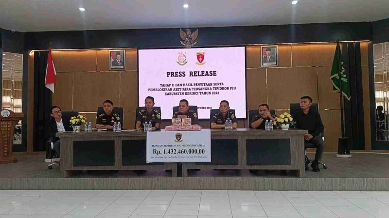 Kepala Kejari Sungai Penuh Sukma Djaya Negara bersama Kasi Intel dan Kasi Pidsus memperlihatkan uang tunai Rp 1,43 miliar hasil penyitaan kasus dugaan korupsi PJU tahun 2023, Senin (13/10/2025).