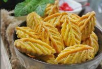 Kue Fantasi berbentuk daun dengan isian selai nanas, sajian khas yang selalu hadir di meja tamu saat Lebaran dan Natal di berbagai daerah Indonesia.