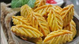 Kue Fantasi berbentuk daun dengan isian selai nanas, sajian khas yang selalu hadir di meja tamu saat Lebaran dan Natal di berbagai daerah Indonesia.