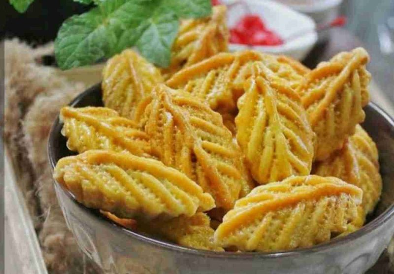 Kue Fantasi berbentuk daun dengan isian selai nanas, sajian khas yang selalu hadir di meja tamu saat Lebaran dan Natal di berbagai daerah Indonesia.