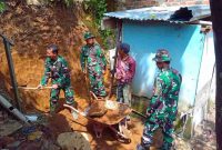 Anggota Satgas TMMD Kodim 0417/Kerinci mengerjakan pembangunan MCK di rumah Atmar Haryanto, warga Dusun Sungai Ampuh, Desa Sungai Jernih, sebagai upaya meningkatkan kesehatan masyarakat.
