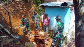 Anggota Satgas TMMD Kodim 0417/Kerinci mengerjakan pembangunan MCK di rumah Atmar Haryanto, warga Dusun Sungai Ampuh, Desa Sungai Jernih, sebagai upaya meningkatkan kesehatan masyarakat.
