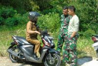 Anggota Satgas TMMD Kodim 0417/Kerinci berkomunikasi dengan warga Desa Sungai Jernih untuk mempererat keakraban di sela kegiatan pembangunan.


---