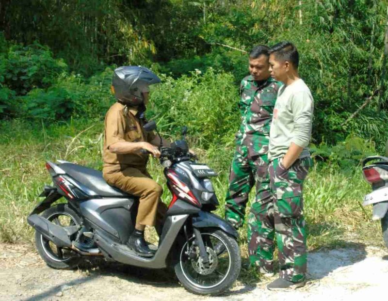 Anggota Satgas TMMD Kodim 0417/Kerinci berkomunikasi dengan warga Desa Sungai Jernih untuk mempererat keakraban di sela kegiatan pembangunan.  ---