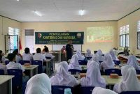 Kasat Binmas Polres Kerinci AKBP Edin memberikan penyuluhan Kamtibmas dan bahaya narkoba kepada siswa SMA Negeri 2 Sungai Penuh dalam kegiatan TMMD ke-126 Kodim 0417/Kerinci.

