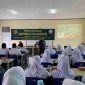 Kasat Binmas Polres Kerinci AKBP Edin memberikan penyuluhan Kamtibmas dan bahaya narkoba kepada siswa SMA Negeri 2 Sungai Penuh dalam kegiatan TMMD ke-126 Kodim 0417/Kerinci.
