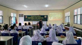 Siswa SMA Negeri 2 Sungai Penuh bersama anggota TNI dan Polres Kerinci berfoto bersama usai mengikuti penyuluhan bahaya narkoba TMMD ke-162. (Foto Humas Kodim 0417/Kerinci)