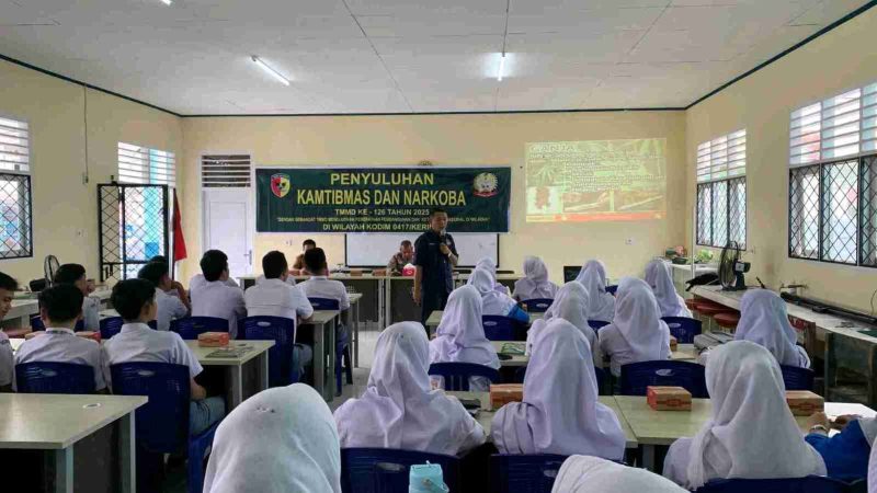 Siswa SMA Negeri 2 Sungai Penuh bersama anggota TNI dan Polres Kerinci berfoto bersama usai mengikuti penyuluhan bahaya narkoba TMMD ke-162. (Foto Humas Kodim 0417/Kerinci)