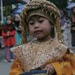 Seorang anak tampil dalam busana adat Kerinci pada persiapan Kenduri SKO 2026.
