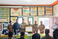 Kepala Kesbangpol Kabupaten Kerinci, Redi Asri, SH., MH, menerima penghargaan P4GN dari Pemerintah Provinsi Jambi yang diserahkan oleh Kepala Kesbangpol Provinsi Jambi, Drs. H. Ismet Wijaya, MM, di Jambi, Selasa (14/10/2025).

