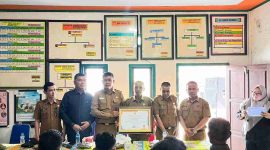 Kepala Kesbangpol Kabupaten Kerinci, Redi Asri, SH., MH, menerima penghargaan P4GN dari Pemerintah Provinsi Jambi yang diserahkan oleh Kepala Kesbangpol Provinsi Jambi, Drs. H. Ismet Wijaya, MM, di Jambi, Selasa (14/10/2025).

