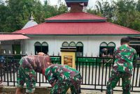 Anggota Satgas TMMD ke-126 Kodim 0417/Kerinci bersama warga Desa Sungai Jernih bergotong royong mengecat Masjid Baitul Ikhlas.