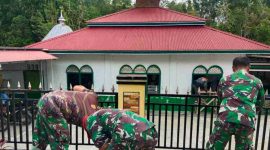 Anggota Satgas TMMD ke-126 Kodim 0417/Kerinci bersama warga Desa Sungai Jernih bergotong royong mengecat Masjid Baitul Ikhlas.