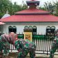 Anggota Satgas TMMD ke-126 Kodim 0417/Kerinci bersama warga Desa Sungai Jernih bergotong royong mengecat Masjid Baitul Ikhlas.