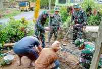 Anggota Satgas TMMD ke-126 Kodim 0417/Kerinci bersama warga bergotong royong membangun sumur bor di Desa Sungai Jernih, Kecamatan Sungai Penuh, Rabu (15/10/2025).
