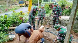 Anggota Satgas TMMD ke-126 Kodim 0417/Kerinci bersama warga bergotong royong membangun sumur bor di Desa Sungai Jernih, Kecamatan Sungai Penuh, Rabu (15/10/2025).
