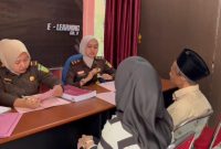 Kejaksaan Negeri Sungai Penuh memproses administrasi pelimpahan tahap dua kasus dugaan penipuan dan penggelapan sertifikat tanah dari penyidik Polres Kerinci, Rabu (15/10/2025).
