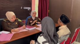 Kejaksaan Negeri Sungai Penuh memproses administrasi pelimpahan tahap dua kasus dugaan penipuan dan penggelapan sertifikat tanah dari penyidik Polres Kerinci, Rabu (15/10/2025).
