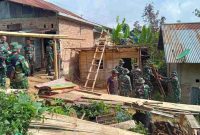 Satgas TMMD Kodim 0417/Kerinci bersama warga tampak antusias melaksanakan renovasi rumah tidak layak huni di Desa Sungai Jernih.