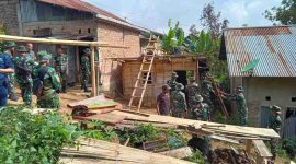 Satgas TMMD Kodim 0417/Kerinci bersama warga tampak antusias melaksanakan renovasi rumah tidak layak huni di Desa Sungai Jernih.