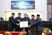 Walikota Alfin menandatangani nota kesepakatan KUA-PPAS 2026 bersama DPRD Sungai Penuh.
