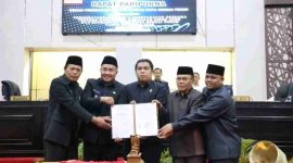 Walikota Alfin menandatangani nota kesepakatan KUA-PPAS 2026 bersama DPRD Sungai Penuh.
