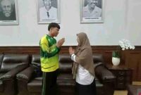 Kepala SMAN 1 Cimarga, Kabupaten Lebak, Banten Dini Fitria (kanan) dan salah satu siswa kelas XII, Indra Lutfiana Putra (17), saling menyampaikan permintaan maaf di Kota Serang, Rabu (15/10/2025). ANTARA/Devi Nindy.