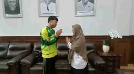 Kepala SMAN 1 Cimarga, Kabupaten Lebak, Banten Dini Fitria (kanan) dan salah satu siswa kelas XII, Indra Lutfiana Putra (17), saling menyampaikan permintaan maaf di Kota Serang, Rabu (15/10/2025). ANTARA/Devi Nindy.