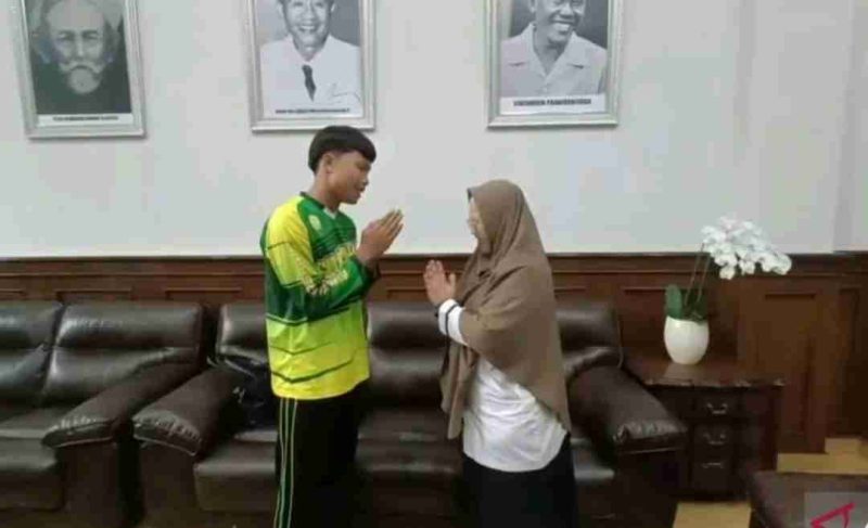 Kepala SMAN 1 Cimarga, Kabupaten Lebak, Banten Dini Fitria (kanan) dan salah satu siswa kelas XII, Indra Lutfiana Putra (17), saling menyampaikan permintaan maaf di Kota Serang, Rabu (15/10/2025). ANTARA/Devi Nindy.