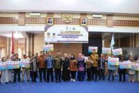 Wali Kota Sungai Penuh Alfin, S.H. menyerahkan secara simbolis Bantuan Stimulan Perumahan Swadaya (BSPS) tahap I tahun 2025.