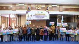 Wali Kota Sungai Penuh Alfin, S.H. menyerahkan secara simbolis Bantuan Stimulan Perumahan Swadaya (BSPS) tahap I tahun 2025.

