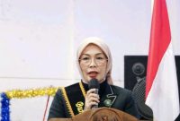 Bunda PAUD Kota Sungai Penuh, Ny. Sri Kartini Alfin, S.Kep., Ns., menyampaikan sambutan saat membuka Workshop Pendidikan Keluarga bagi guru PAUD se-Kota Sungai Penuh Tahun 2025 di Aula Hotel Arafah, Kamis (16/10/2025).
