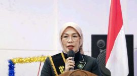 Bunda PAUD Kota Sungai Penuh, Ny. Sri Kartini Alfin, S.Kep., Ns., menyampaikan sambutan saat membuka Workshop Pendidikan Keluarga bagi guru PAUD se-Kota Sungai Penuh Tahun 2025 di Aula Hotel Arafah, Kamis (16/10/2025).
