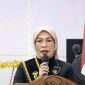 Bunda PAUD Kota Sungai Penuh, Ny. Sri Kartini Alfin, S.Kep., Ns., menyampaikan sambutan saat membuka Workshop Pendidikan Keluarga bagi guru PAUD se-Kota Sungai Penuh Tahun 2025 di Aula Hotel Arafah, Kamis (16/10/2025).
