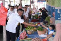 Bupati Kerinci, Monadi, S.Sos., M.Si., berinteraksi dengan pedagang saat meninjau Pasar Harian Kabupaten Kerinci di Pasar Baru Siulak, Rabu (15/10/2025).