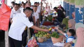 Bupati Kerinci, Monadi, S.Sos., M.Si., berinteraksi dengan pedagang saat meninjau Pasar Harian Kabupaten Kerinci di Pasar Baru Siulak, Rabu (15/10/2025).