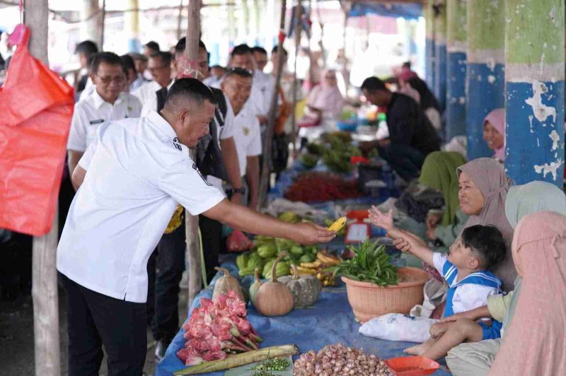 Bupati Kerinci, Monadi, S.Sos., M.Si., berinteraksi dengan pedagang saat meninjau Pasar Harian Kabupaten Kerinci di Pasar Baru Siulak, Rabu (15/10/2025).