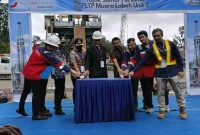 Gubernur Mahyeldi menekan tombol sirene saat peresmian PLTP Muara Laboh Unit-2.


