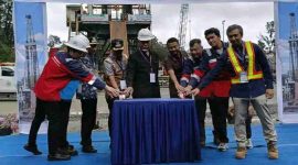 Gubernur Mahyeldi menekan tombol sirene saat peresmian PLTP Muara Laboh Unit-2.

