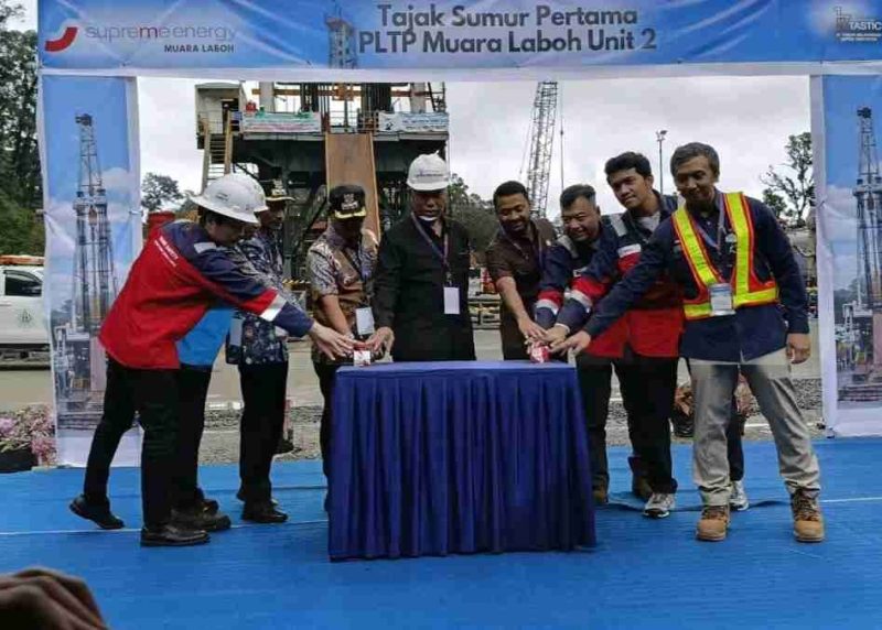 Gubernur Mahyeldi menekan tombol sirene saat peresmian PLTP Muara Laboh Unit-2.

